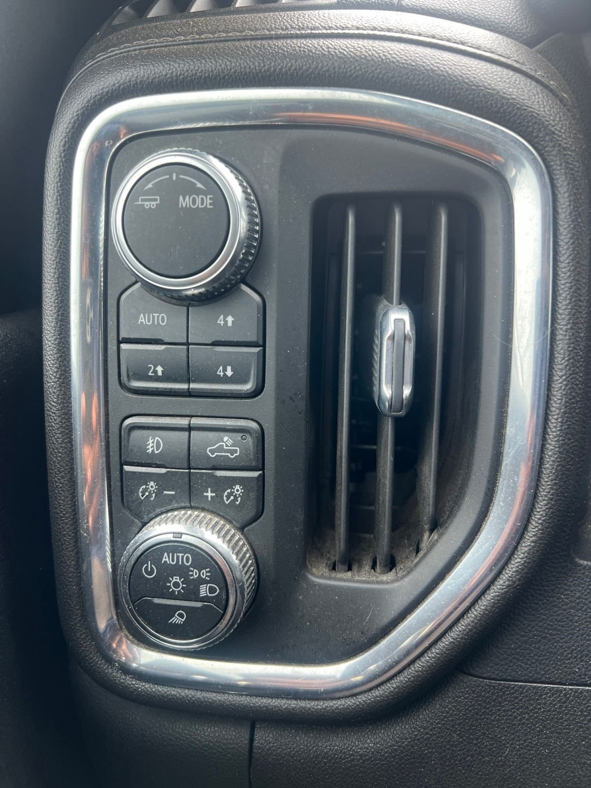 Used 2023 White GMC Denali image 8