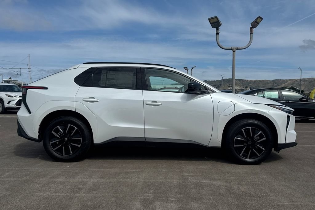 New 2026 Wind Chill Pearl <sup>1</sup> Toyota  XLE image 4