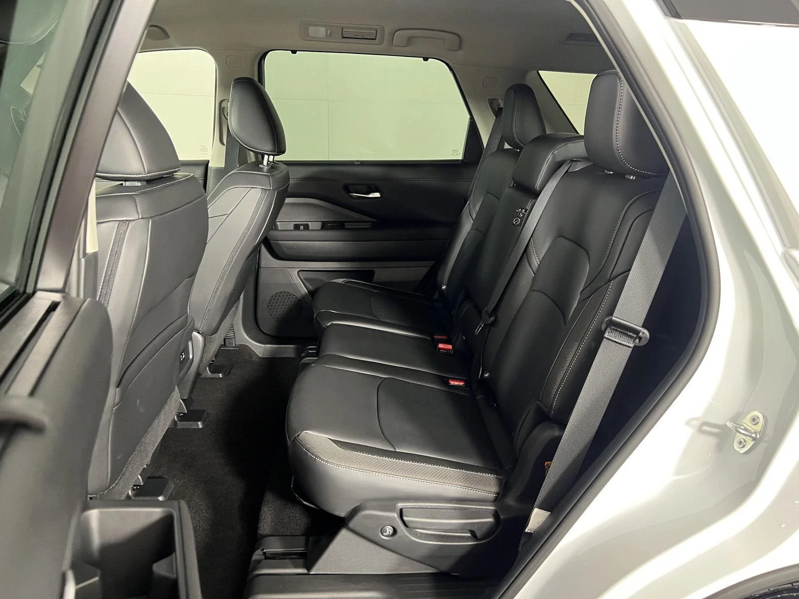 Used 2025 Everest White Pearl Tricoat Nissan SL image 26