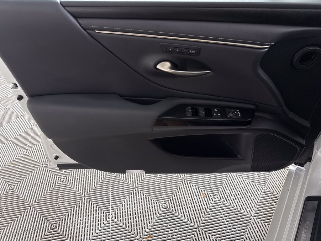 Used 2022 White Lexus 300h image 10