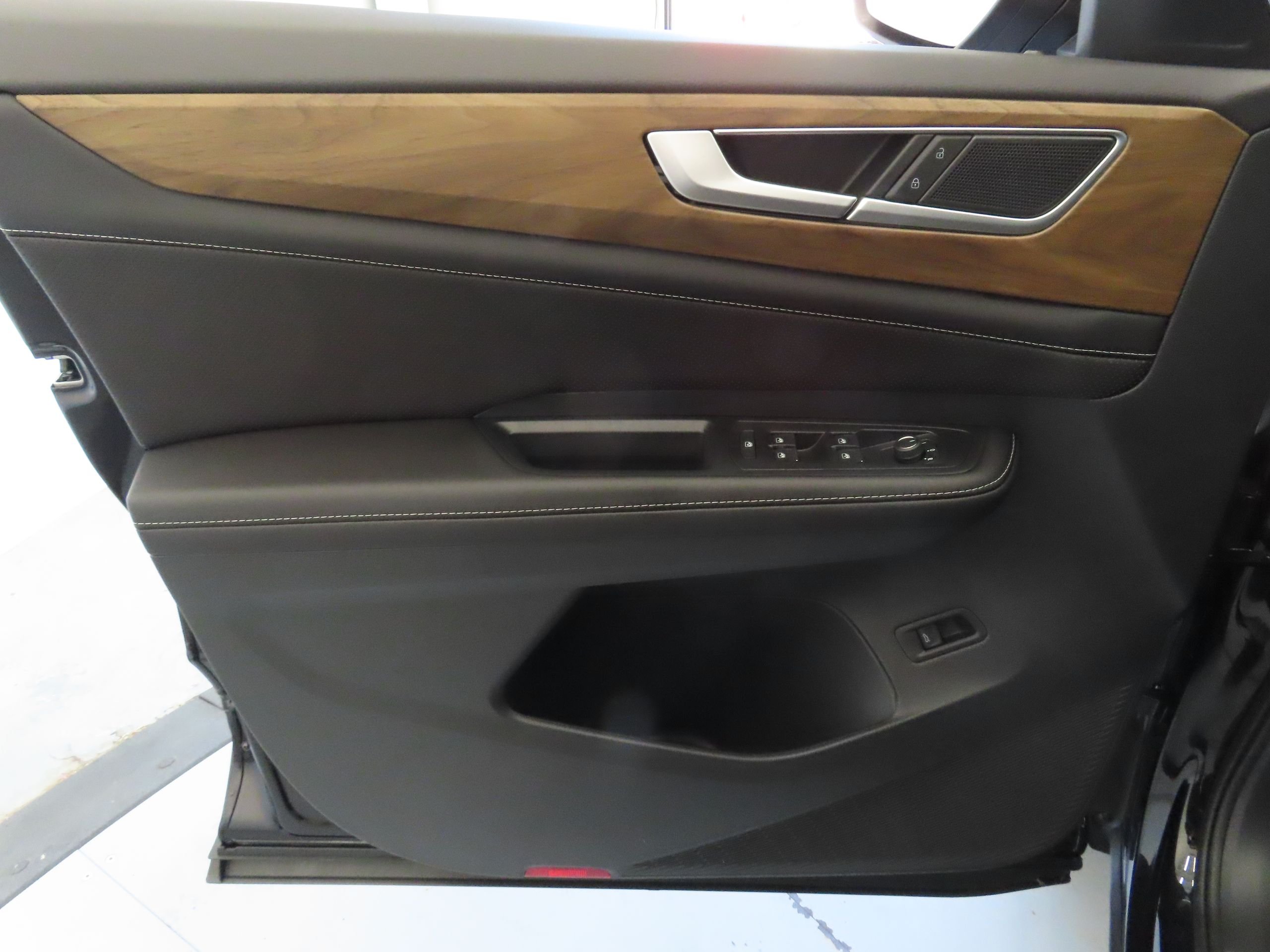 New 2026 Black Volkswagen 2.0T SE w/Technology image 10