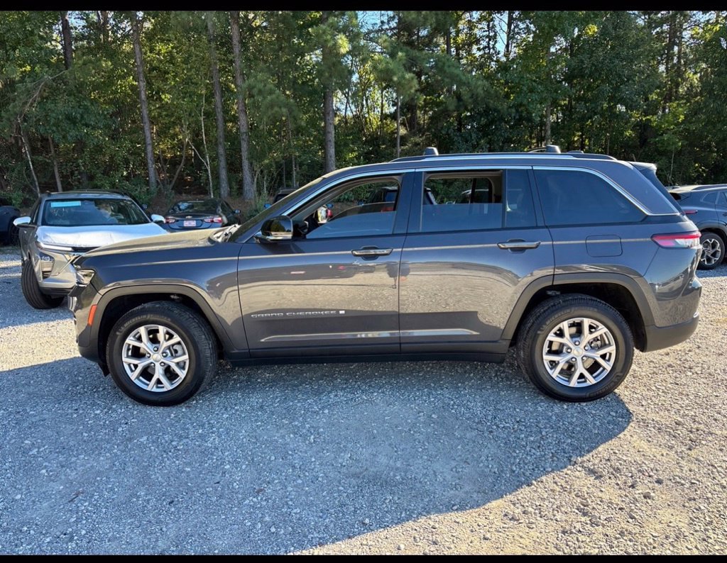 Used 2022 Gray Jeep Limited image 5