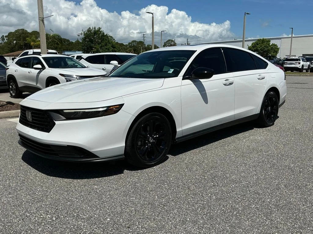 Used 2025 White Honda SE image 1