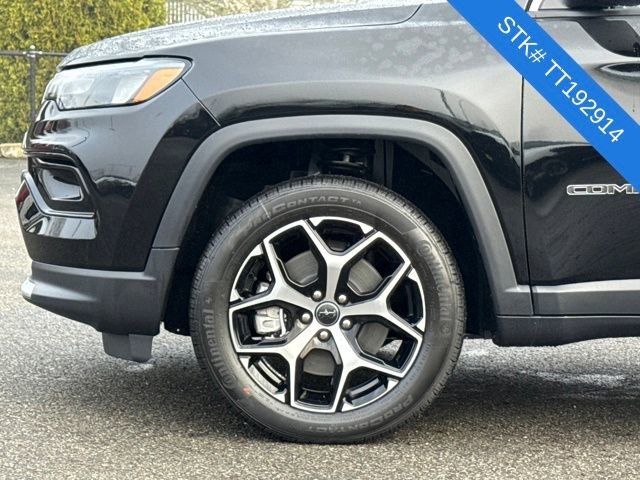 New 2026 Diamond Black Crystal Pearl-Coat Exterior Paint Jeep Limited image 4