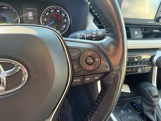 Used 2022 White Toyota XLE image 18