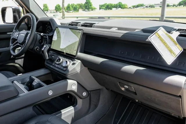 New 2026 Santorini Black Land Rover X-Dynamic SE image 17