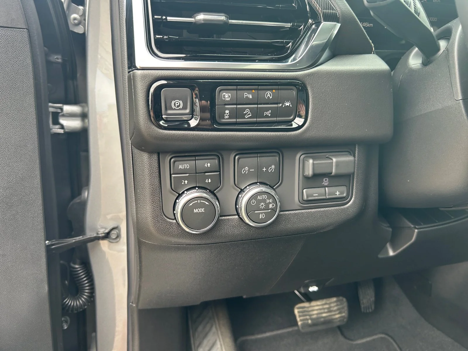 New 2026 Sterling Metallic GMC Elevation image 17