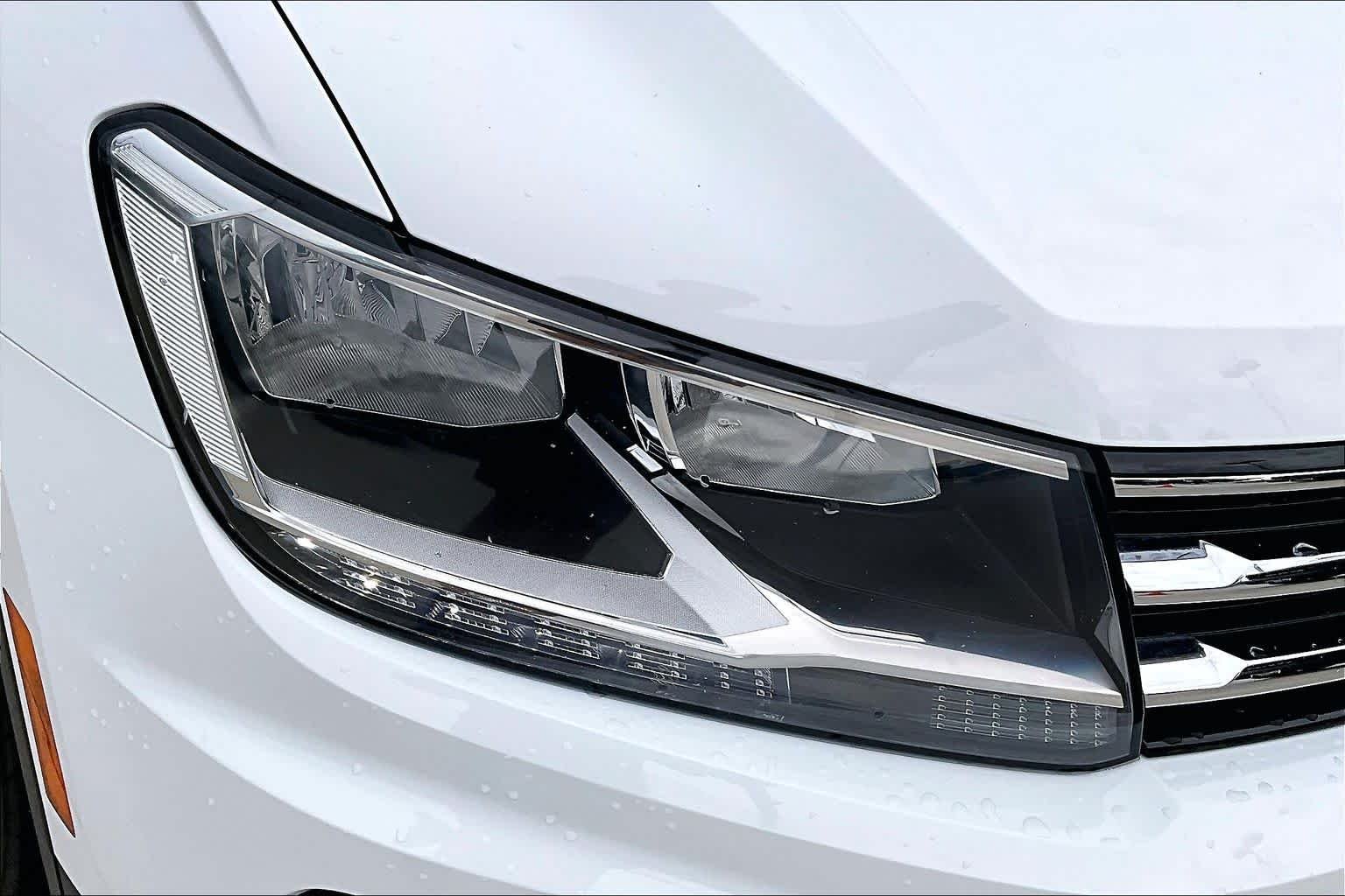 Used 2018 Pure White Volkswagen SE image 26