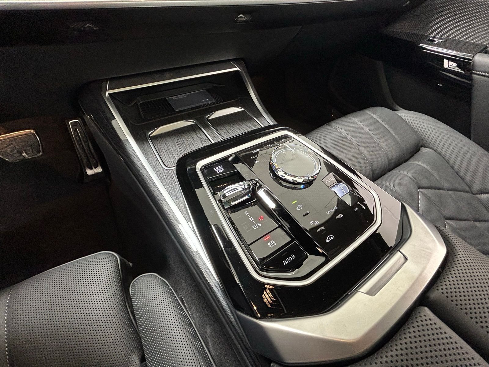 New 2026 Mineral White Metallic BMW 750e xDrive image 22