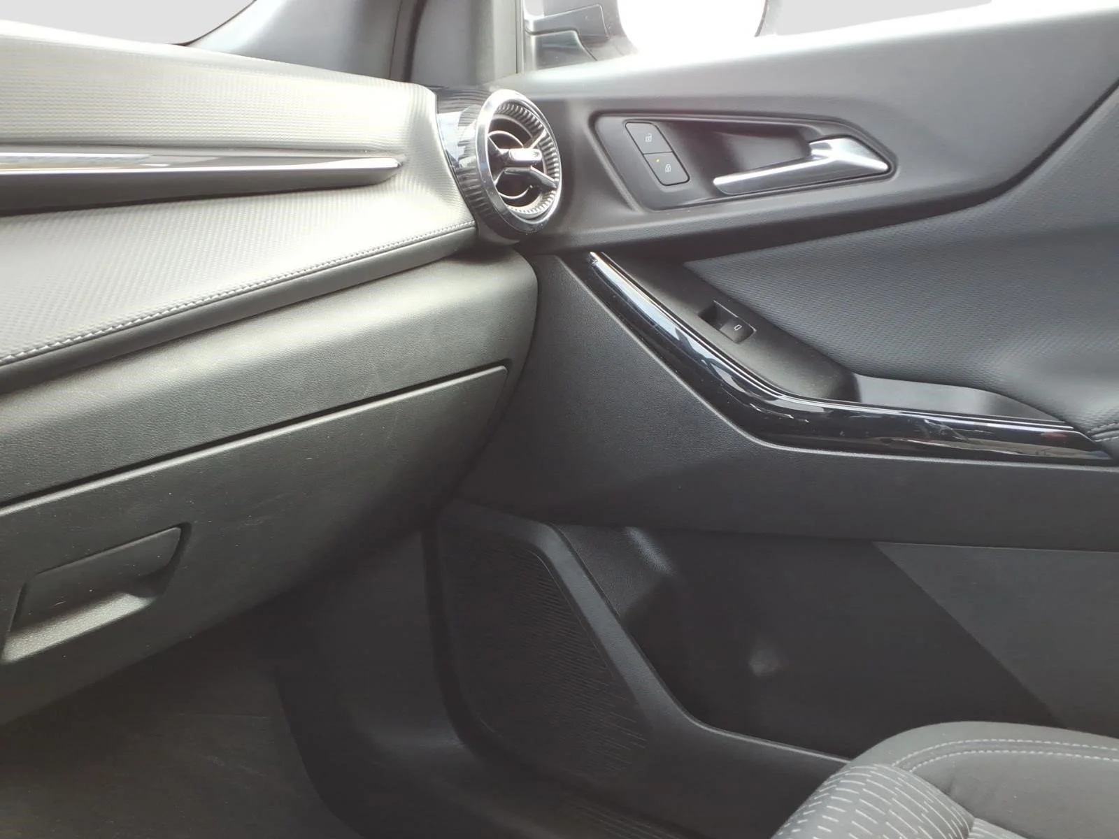Used 2025 Summit White Chevrolet LT image 23