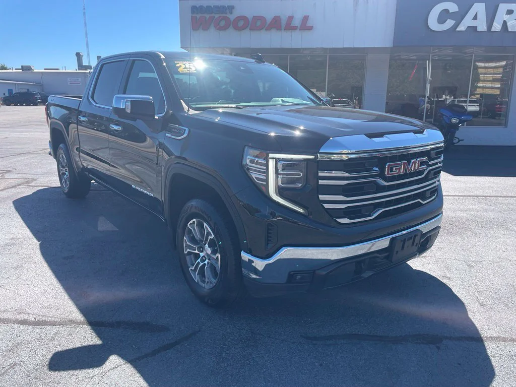 Used 2025 Onyx Black GMC SLT image 3