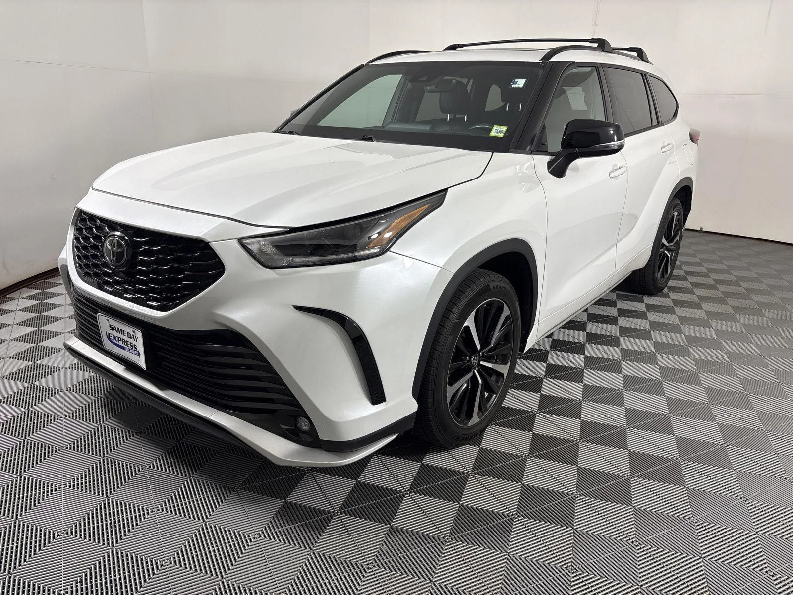 Used 2022 Wind Chill Pearl Toyota XSE image 3