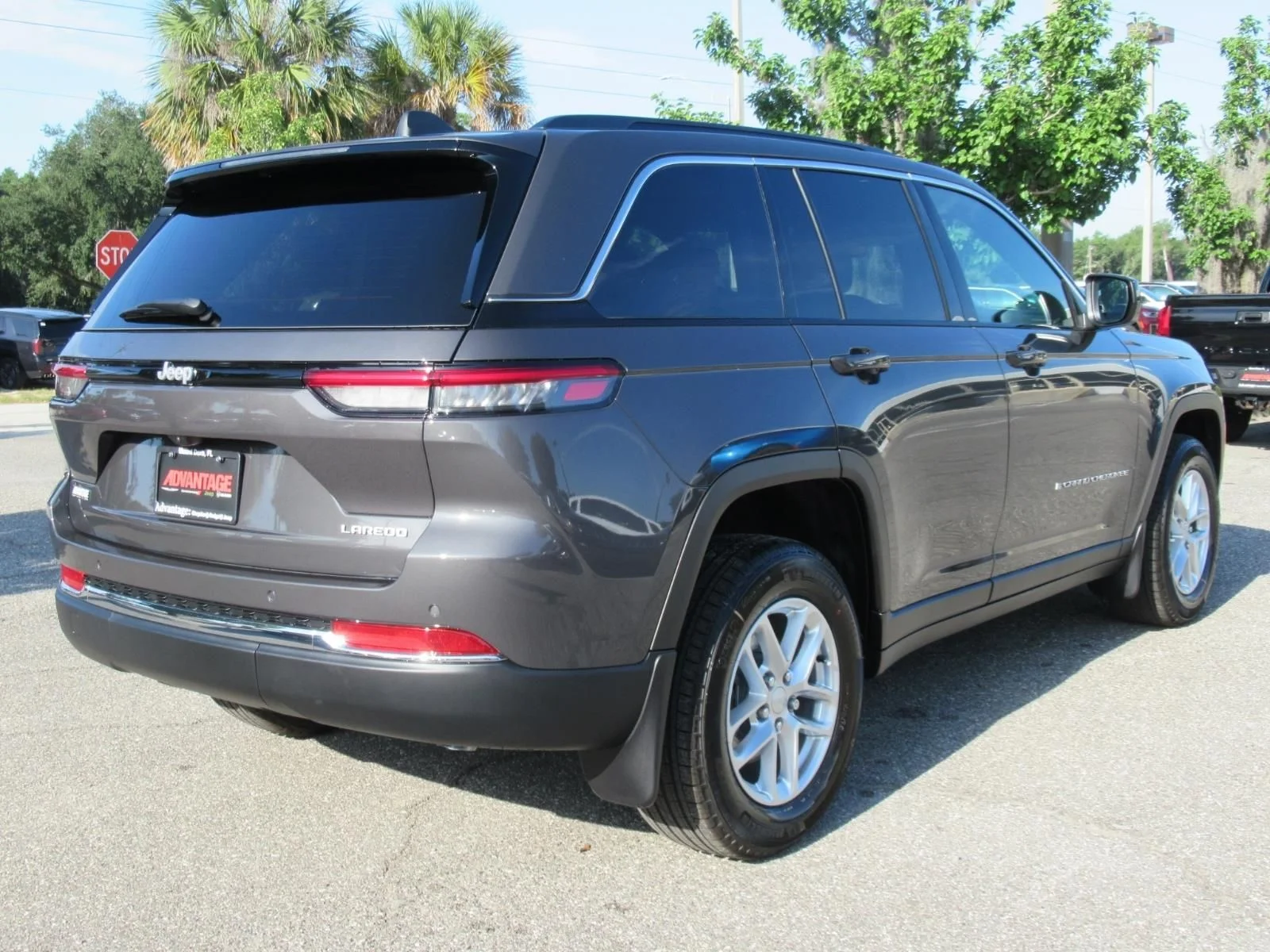 New 2026 Baltic Gray Metallic Clear-Coat Exterior Paint Jeep Laredo X image 7