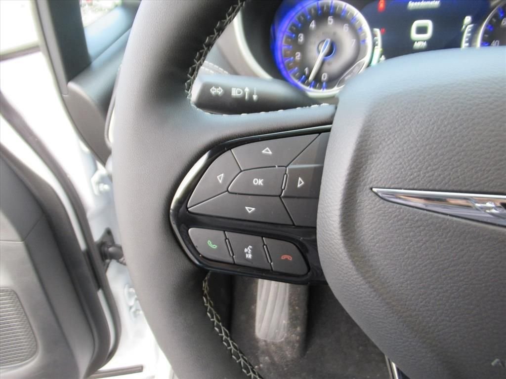 New 2026 Bright White Clear-Coat Exterior Paint Chrysler Select image 18