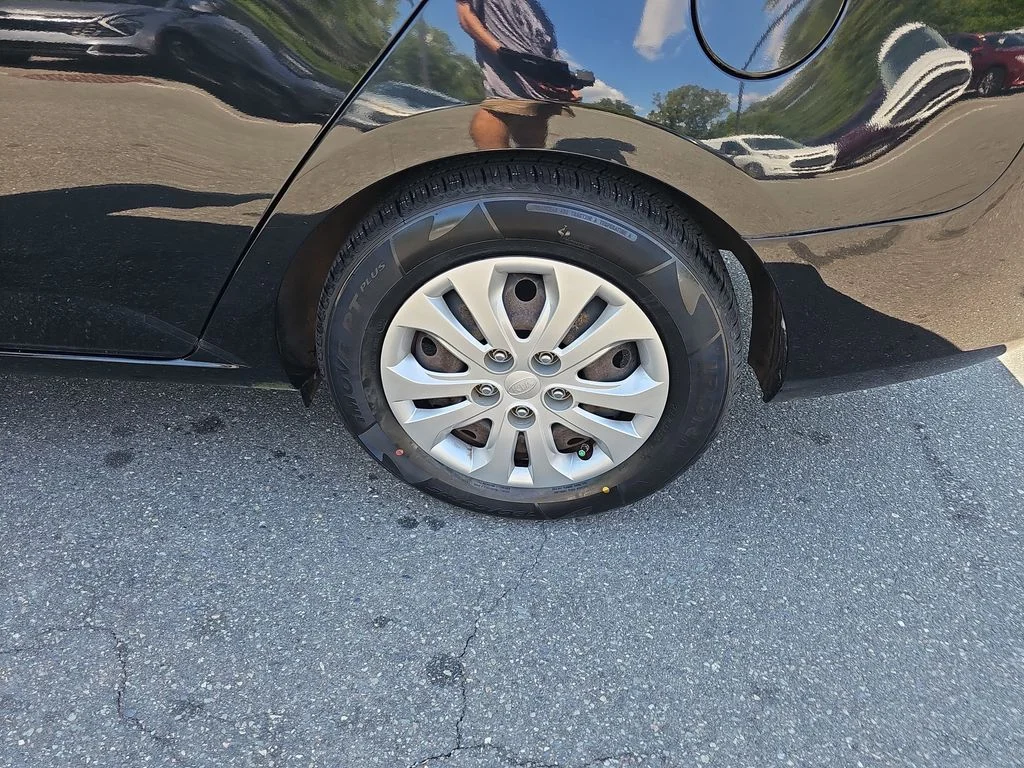 Used 2013 Black Kia EX image 27