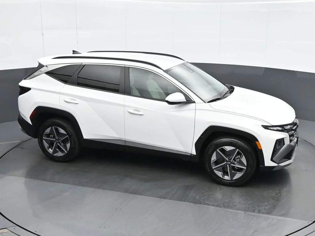 Used 2025 White Hyundai SEL image 23