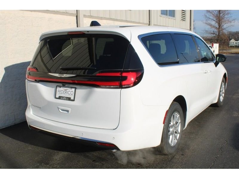 New 2026 Bright White Clear-Coat Exterior Paint Chrysler Select image 3