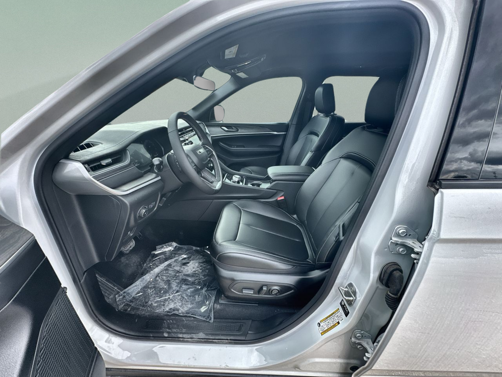 New 2025 Bright White Clear-Coat Exterior Paint Jeep Limited image 22