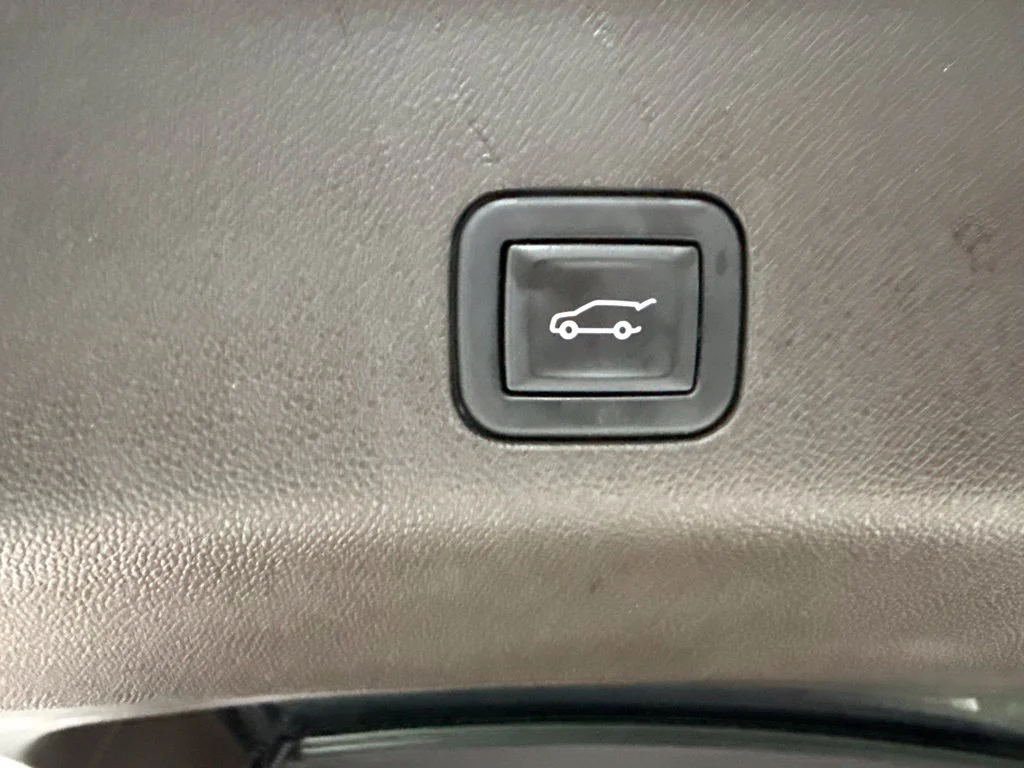 Used 2023 White Chevrolet Z71 image 15