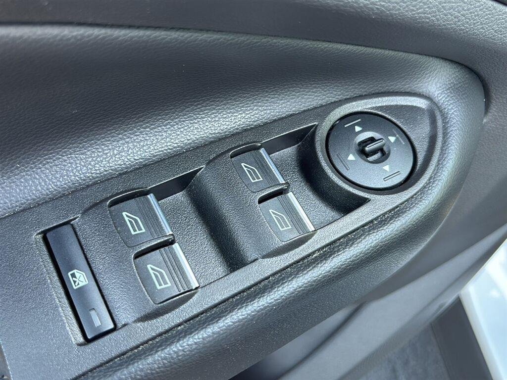 Used 2019 Oxford White Ford SE image 8