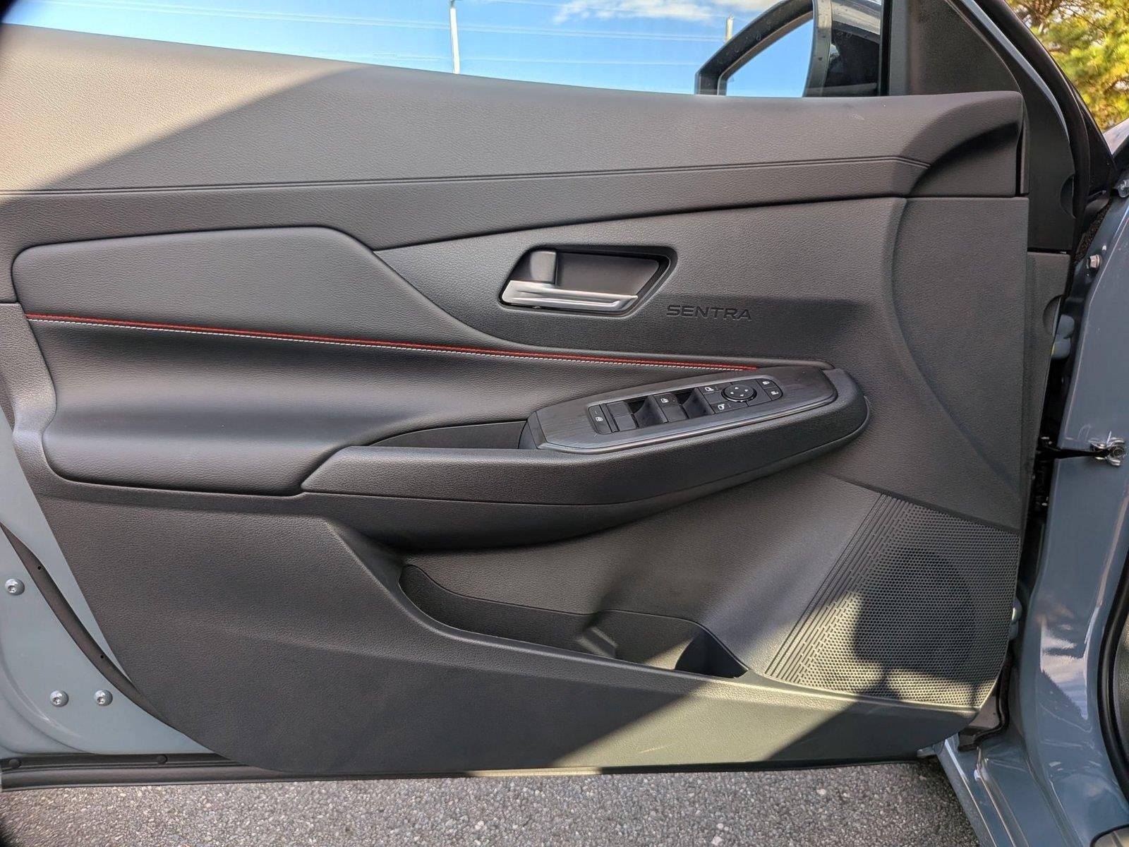 New 2027 Atlantic Gray Metallic / Super Black Two-tone Nissan SR image 15