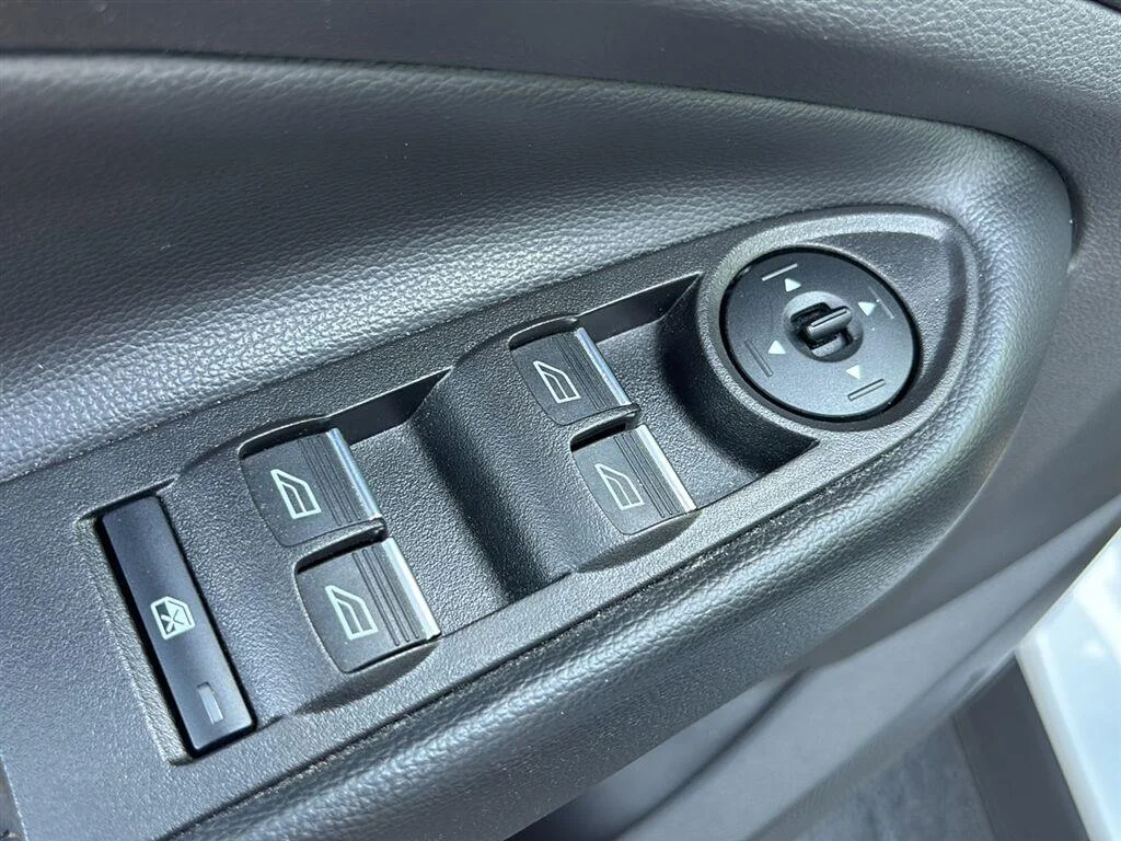 Used 2019 Oxford White Ford SE image 8