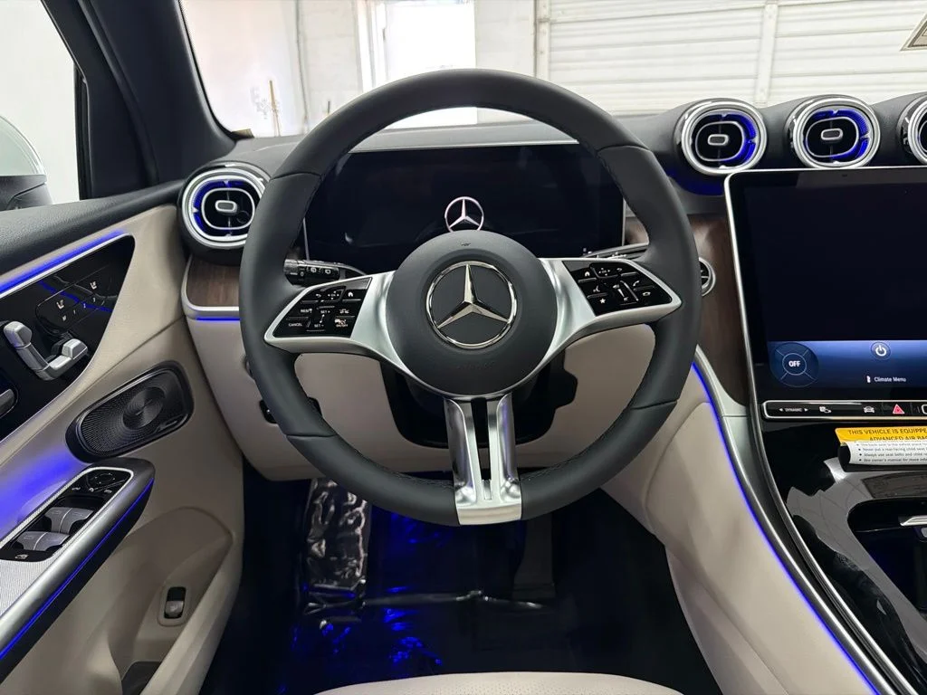 New 2027 White Mercedes-Benz GLC 300 image 20