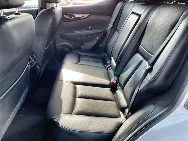 Used 2017 White Nissan SL image 27