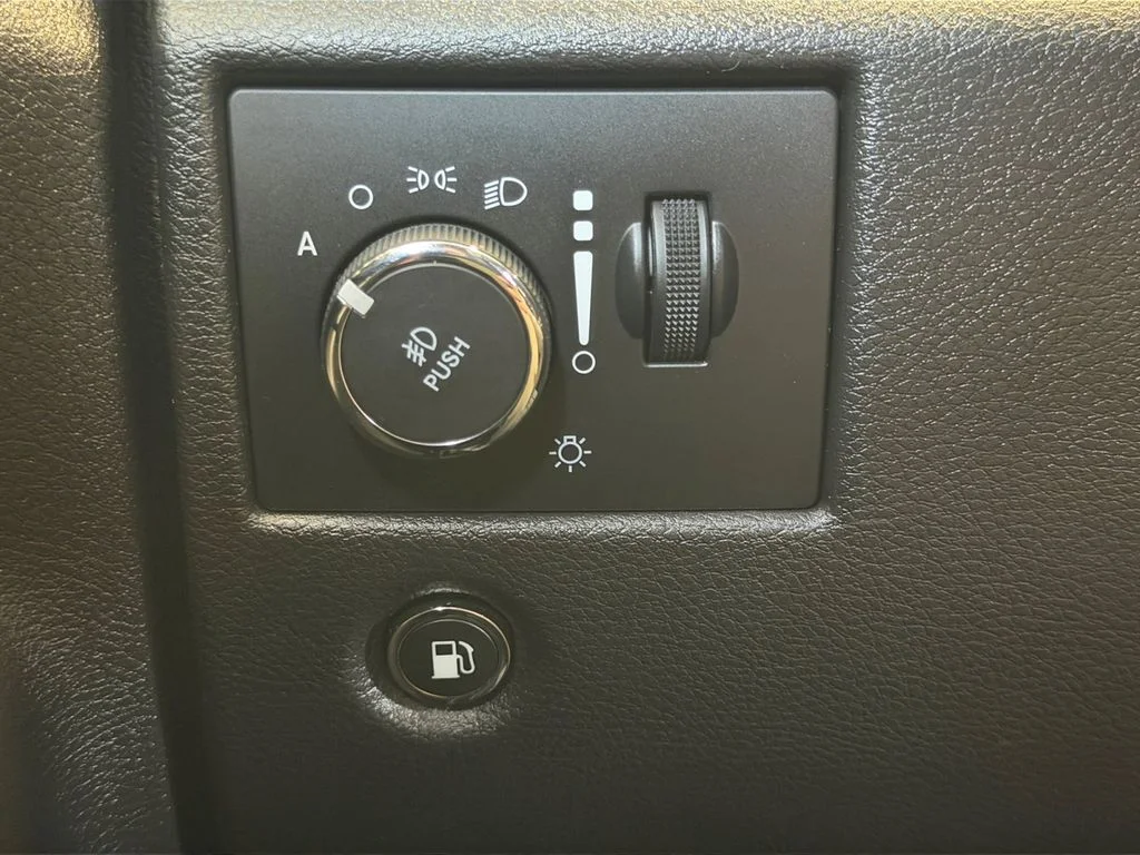 Used 2020 White Jeep Altitude image 25