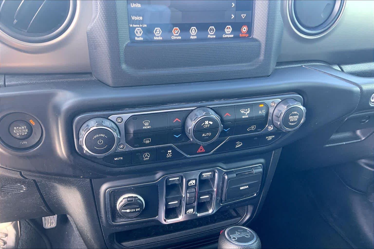 Used 2019 Bright White Clearcoat Jeep Sport S image 34