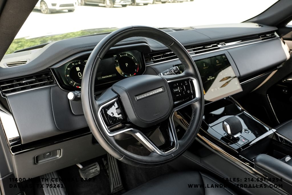 Used 2025 Santorini Black Metallic Land Rover SE image 17