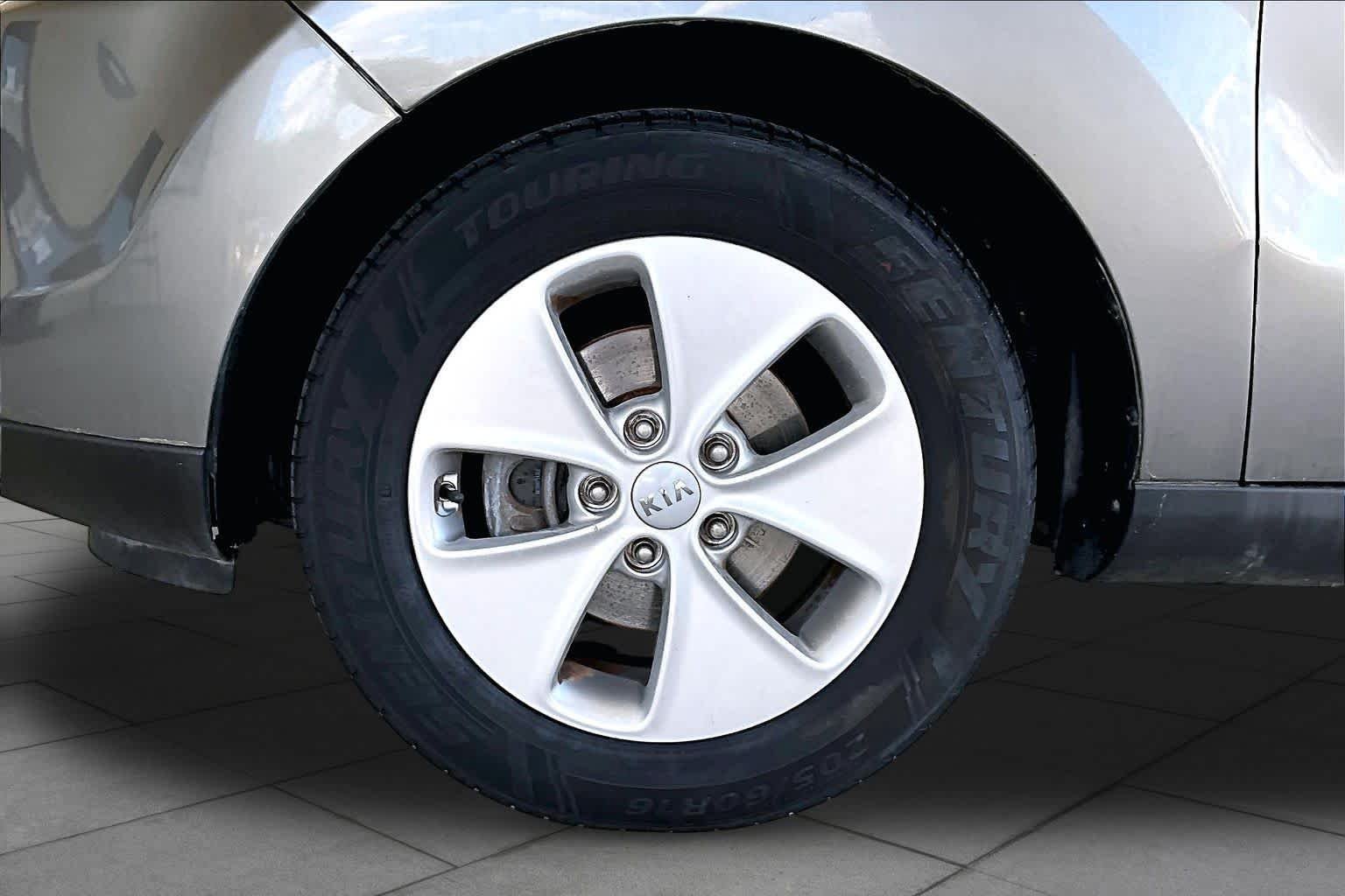 Used 2015 Titanium Gray Kia Base image 10