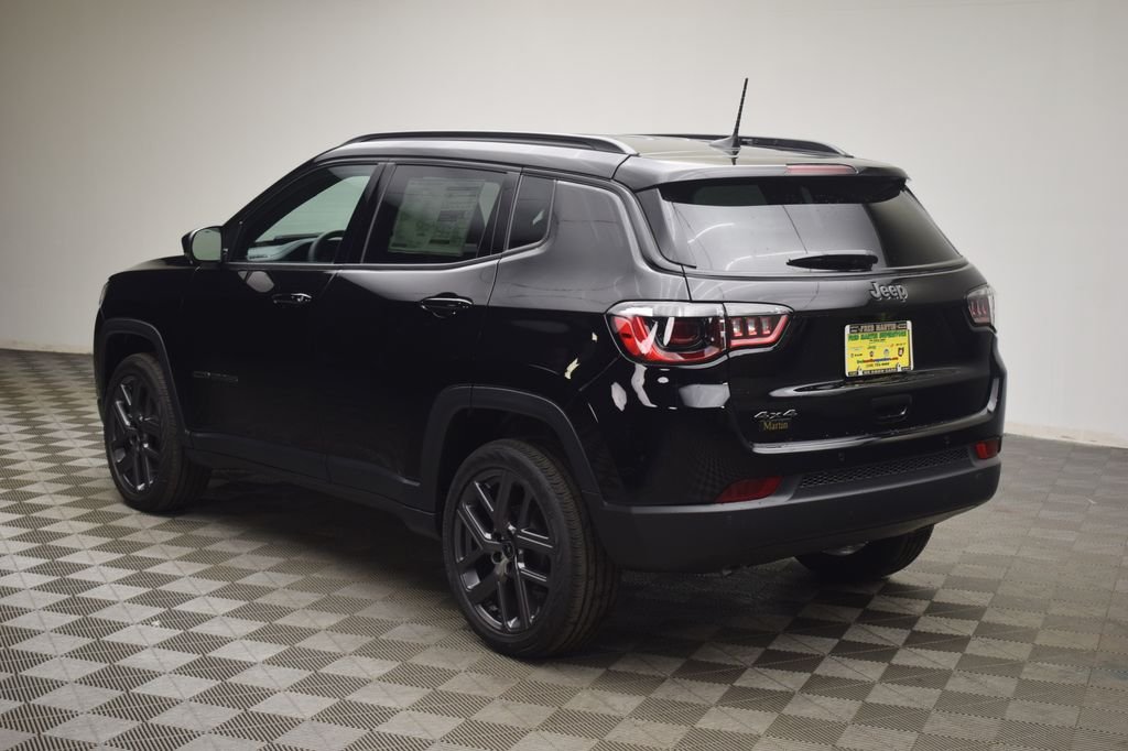 New 2026 Diamond Black Crystal Pearl-Coat Exterior Paint Jeep Limited image 11