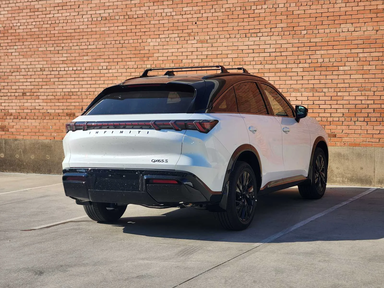 New 2027 2T RAD WHT INFINITI Sport AWD image 3