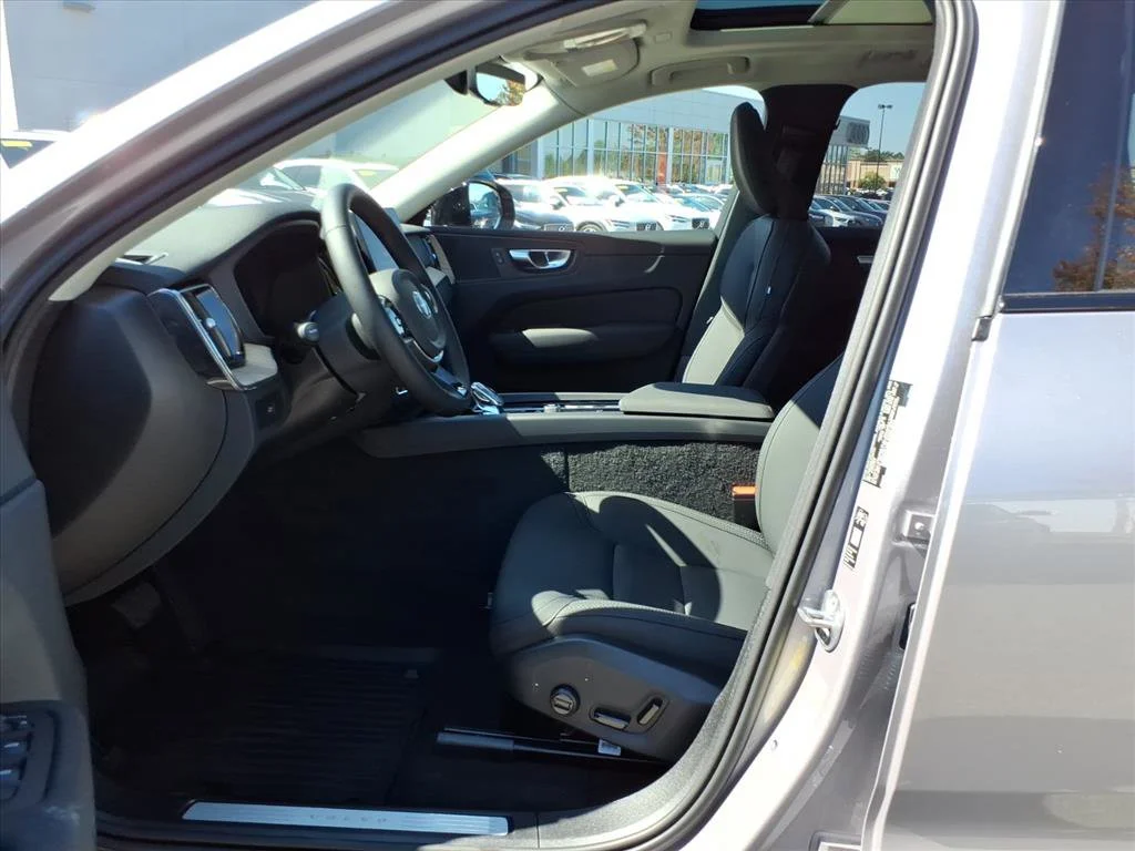 2026 Volvo XC60 Plus - Photo 10