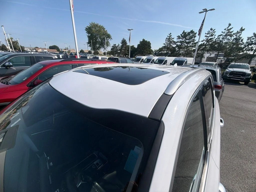 Used 2025 White Kia S image 8