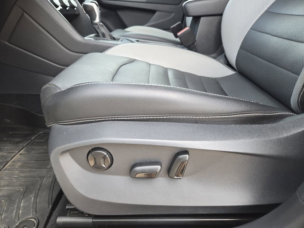 Used 2022 White Volkswagen SEL image 19