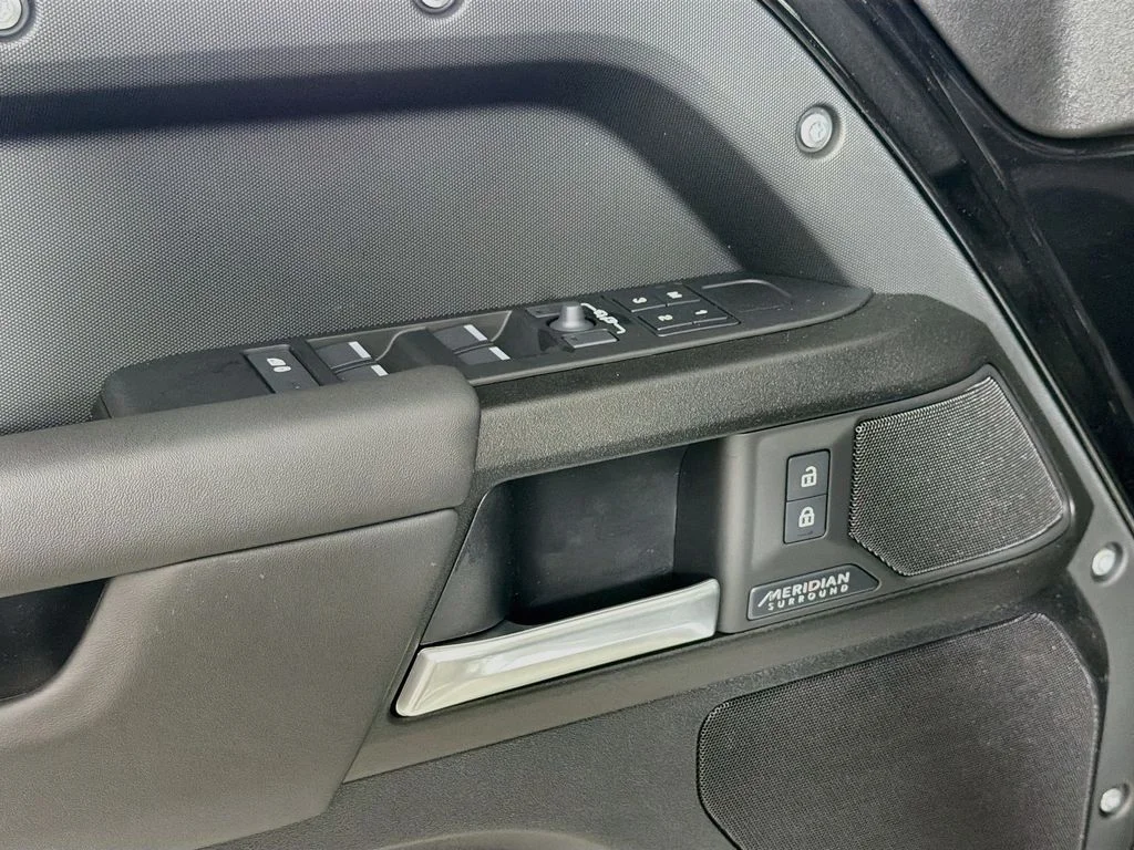 New 2026 Santorini Black Land Rover V8 image 18