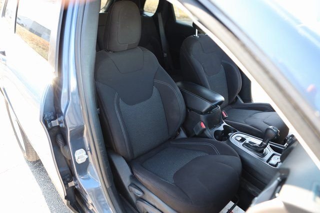 Used 2021 Slate Blue Pearlcoat Jeep Latitude image 26