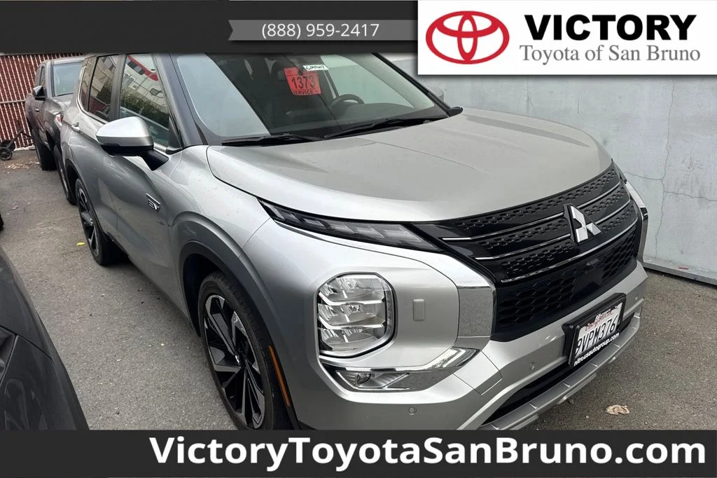 Used 2023 Silver Mitsubishi SE image 1