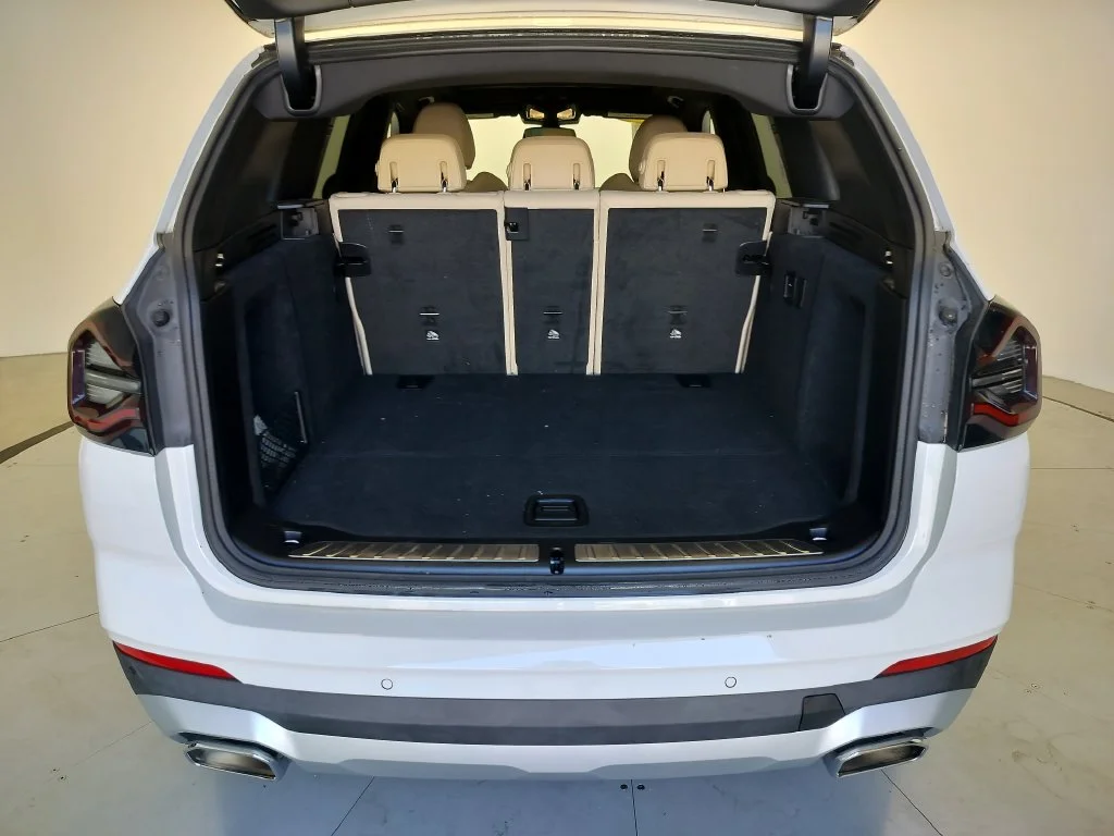 Used 2024 White BMW sDrive30i image 21