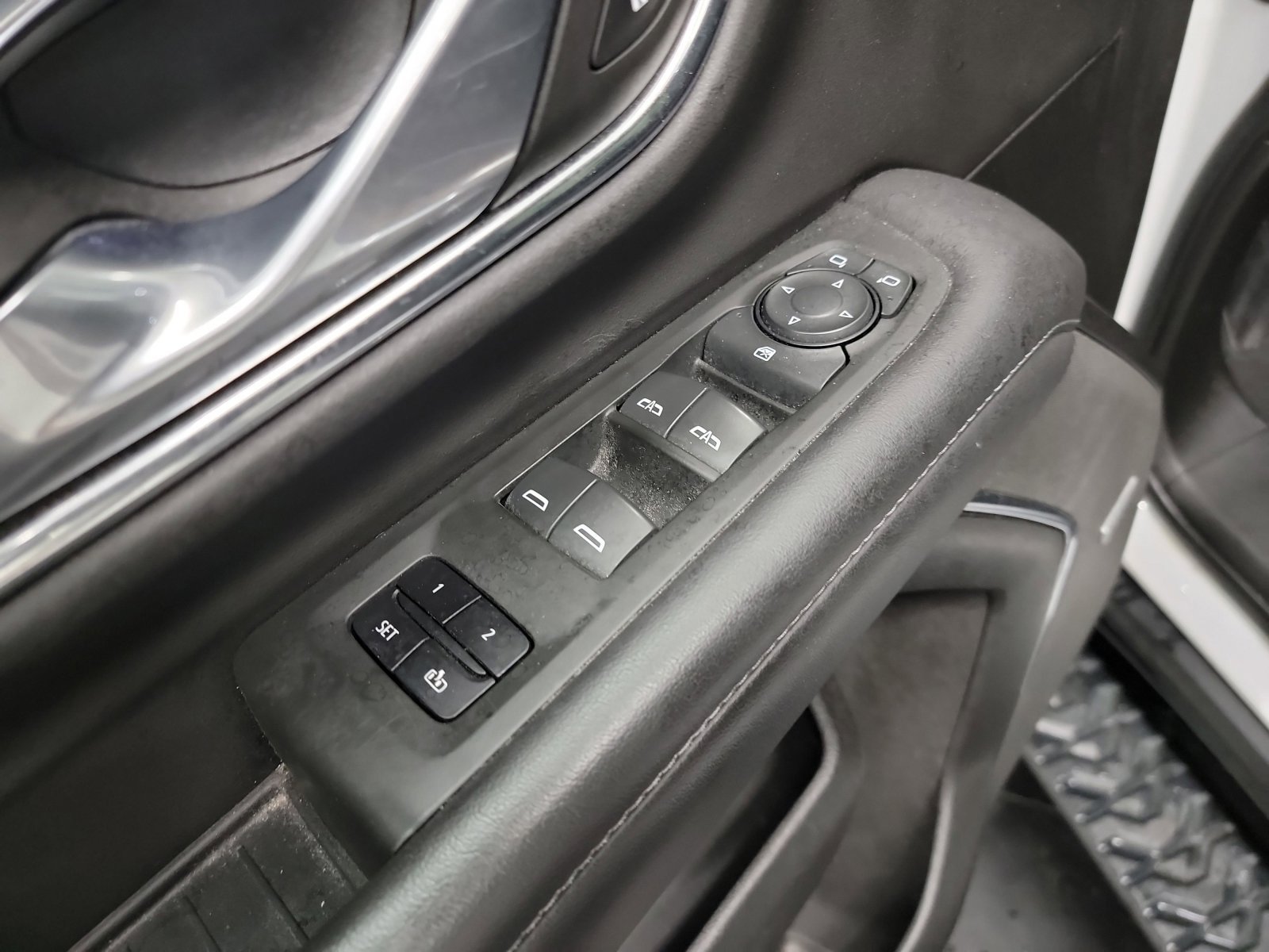 Used 2022 Summit White Chevrolet Z71 image 13