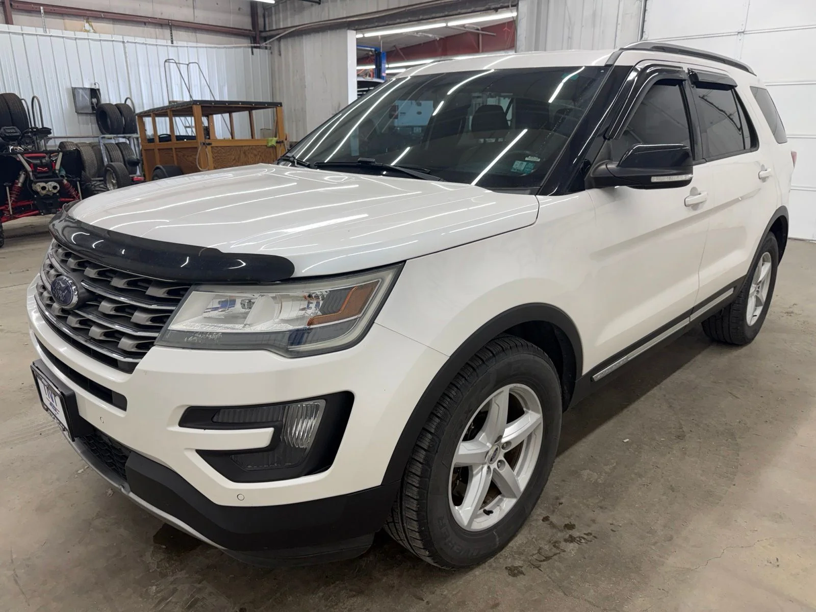 Used 2016 White Platinum Clearcoat Metallic Ford XLT image 4