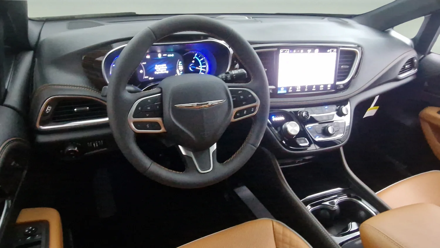 Used 2023 Silver Chrysler Pinnacle image 13
