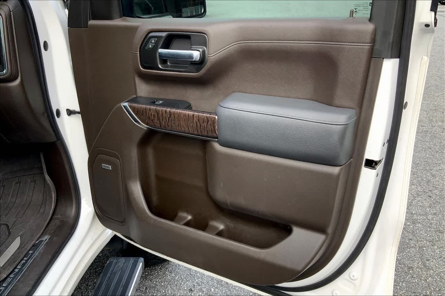 Used 2019 White Frost Tricoat GMC Denali image 23