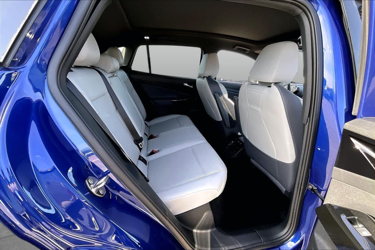 Used 2022 Dusk Blue Metallic/Black Roof Volkswagen Pro S image 17
