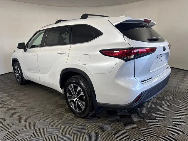 Used 2022 Pearl Toyota XLE image 6