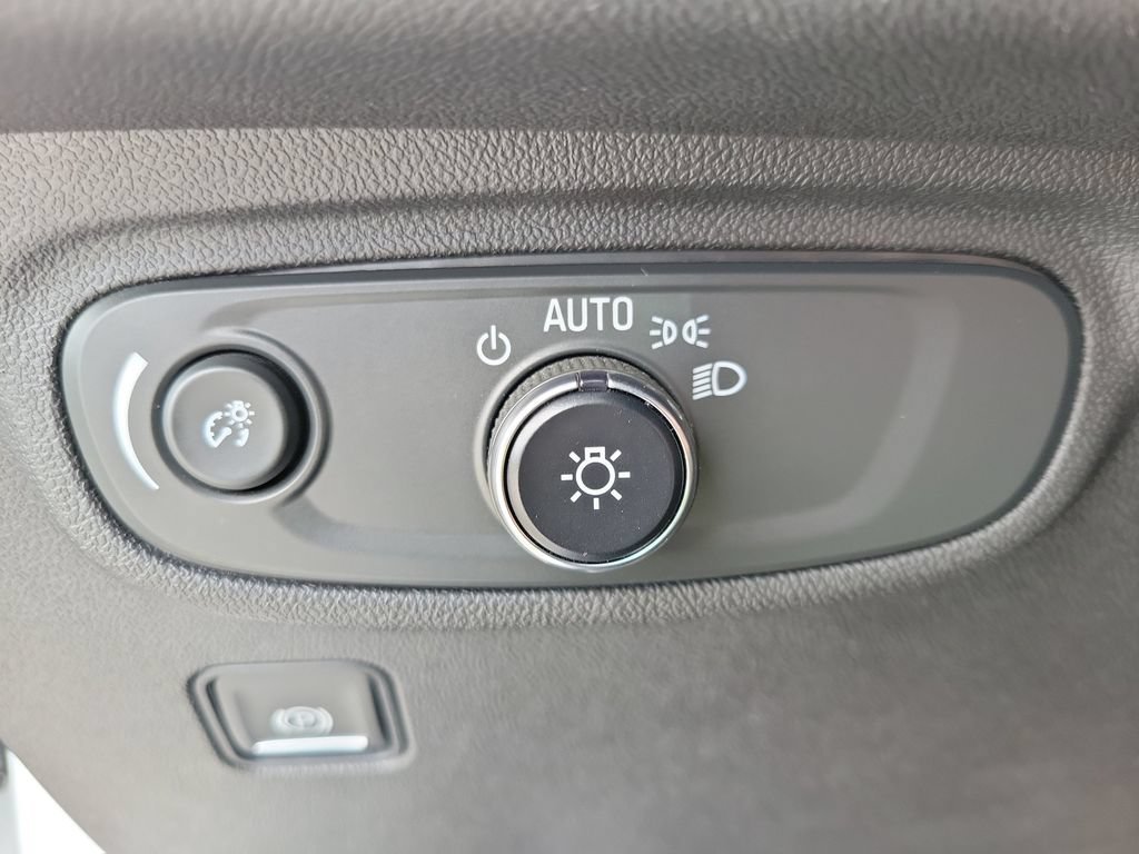 Used 2022 Summit White GMC SLE image 22
