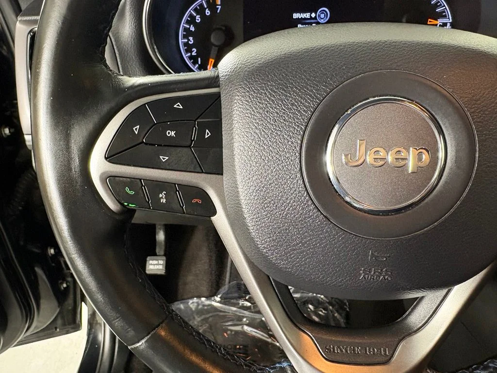 Used 2019 Black Jeep Laredo image 28