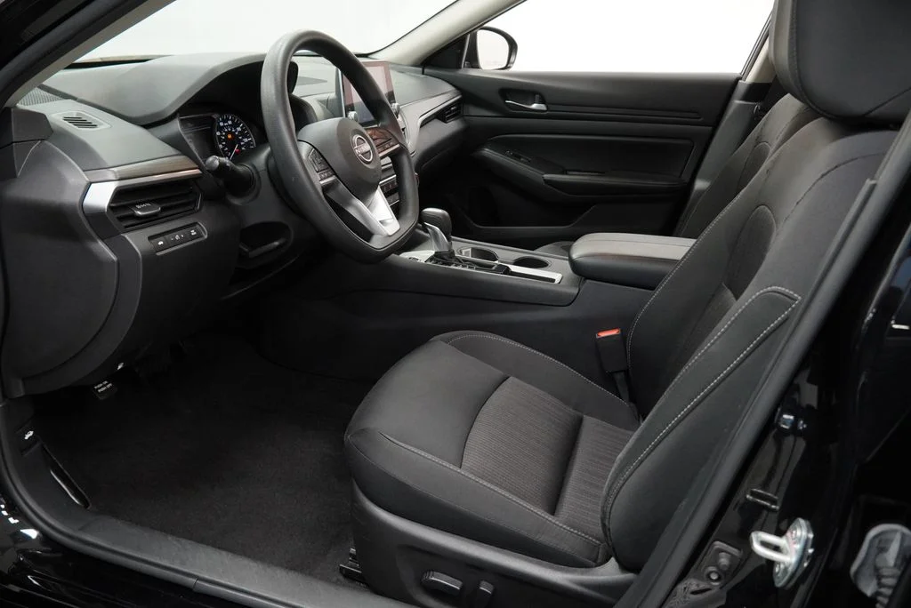 Used 2025 Black Nissan 2.5 SV image 3